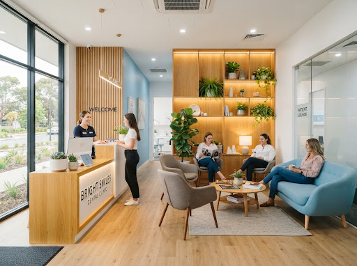 Recepción y sala de espera moderna de odontología con acabados en madera y luz cálida