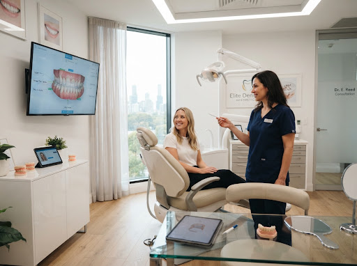 Consulta estética dental con visualización en pantallas digitales y planificación